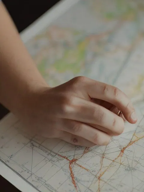 Gros plan sur une main posée sur une carte routière.